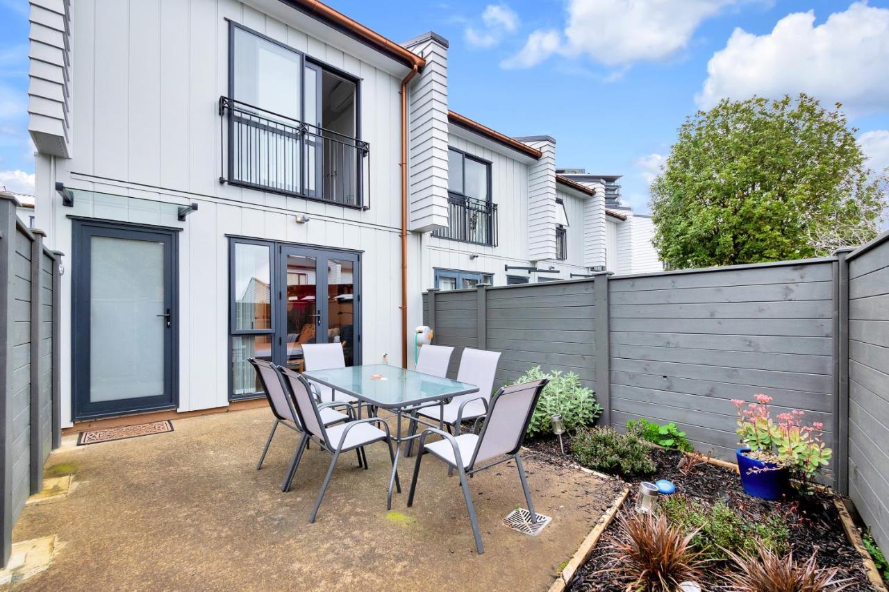 Greenwich Townhouse With Parking And Air-Con Auckland Exterior photo